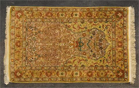 Orientteppich aus Seide. HEREKE, 20. Jh., ca. 135x88 cm