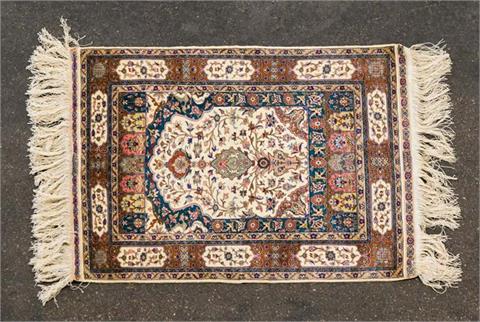 Orientteppich aus Seide. 20. Jh., 78x57 cm