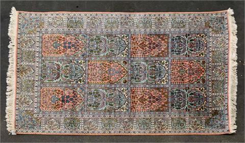 Orientteppich aus Kaschmirseide. 20. Jh., ca. 190x123 cm