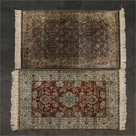Zwei Teppiche aus Seide. 20 Jh., jeweils ca. 120x77 cm