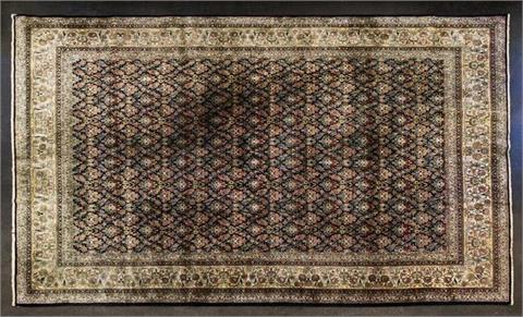 Orientteppich aus Kaschmirseide. 20. Jh., 417x304 cm