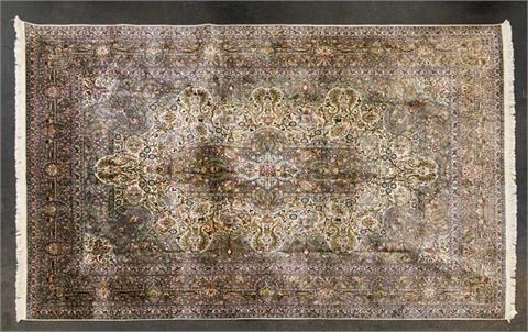 Orientteppich aus Kaschmirseide. 20. Jh., 331x249 cm