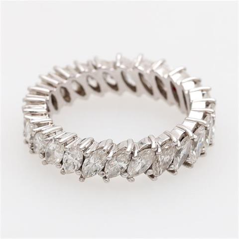 Memoire- Ring rundum mit 25 Diamant- Navettes,