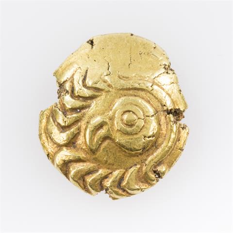 Vindeliker/Gold - Regenbogenschüsselchen 1. Jh.v.Chr., Av: Vogelkopf n.l., dahinter Spange,