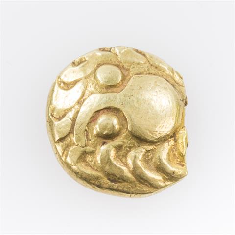 Vindeliker/Gold - Regenbogenschüsselchen 1.Jh.v.Chr., Av: Vogelkopf n.l., Schnabel zwischen 2 Kugeln, Blattkranz,
