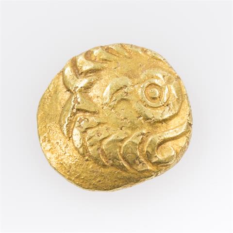 Vindeliker/Gold - Regenbogenschüsselchen 1.Jh.v.Chr., Av: Vogelkopf n.l., dahinter Spange, Blattkranz aus jeweils 5 Blättern,