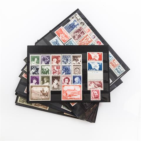 Saargebiet/Saarland - aus 1929 - ca. 1955 auf 13 großen Steckkarten mit tadellosen postfrischen Marken und Sätzen,