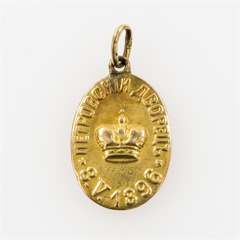 Kleines Goldmedaillon, wohl Russland 19.Jh. - ovaler Goldanhänger, Av: Krone, kyrillische Aufschrift "Petrowsker Palais