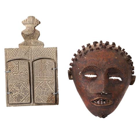 Konvolut: 2tlg.: eine kleine Metallmaske und eine Reiseikone aus Stein, wohl AFRIKA, 1. Hälfte 20. Jh.