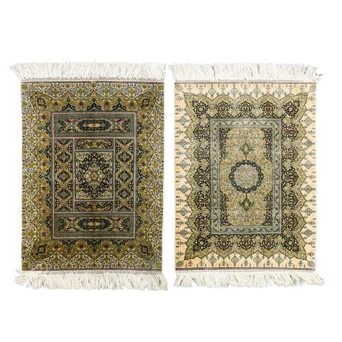 Zwei feine Koran-Teppiche aus Seide. 20. Jh., jeweils ca. 62x47 cm