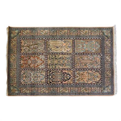 Orientteppich aus Kaschmirseide. 20. Jh., ca. 182x123 cm