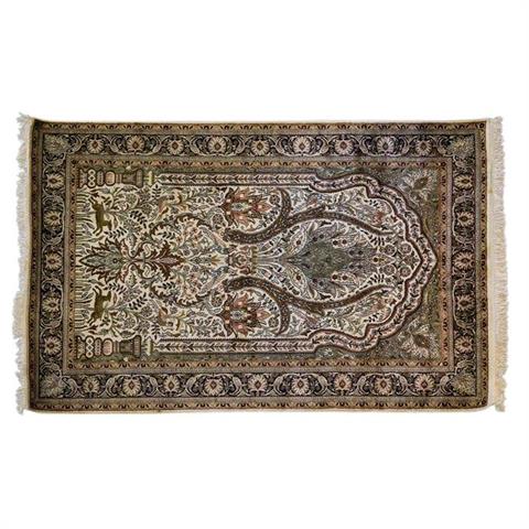 Orientteppich aus Kaschmirseide. 20. Jh., ca. 185x121 cm