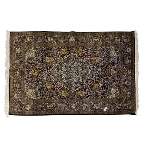 Orientteppich aus Kaschmirseide. 20. Jh., ca. 273x189 cm