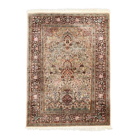 Orientteppich aus Kaschmirseide. 20. Jh., ca. 189x124 cm.