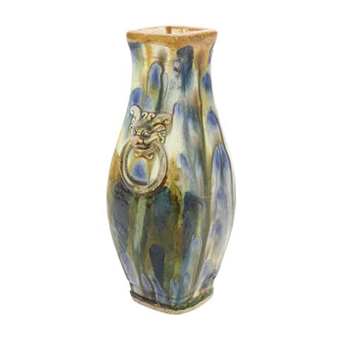 "Sancai"-farben glasierte Vase aus Irdenware. CHINA, vermutlichTang-Dynastie
