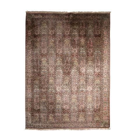 Orientteppich aus Kaschmirseide. INDIEN, 20. Jh., ca. 440x303 cm.