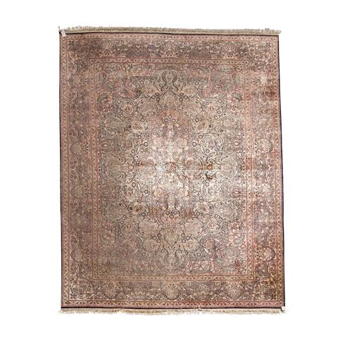 Orientteppich aus Kaschmirseide. INDIEN, 20. Jh., ca. 303x242 cm.