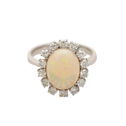 Ring mit einem ovalen weißen Opal, ca. 12 x 10 mm,