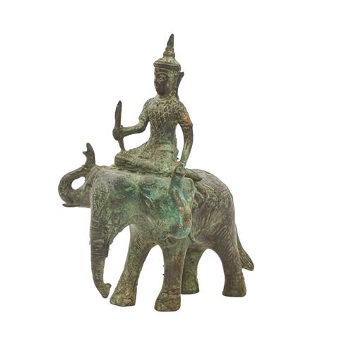 Skulptur des Gottes Indra mit Airavata aus Metall. THAILAND, 20. Jh..