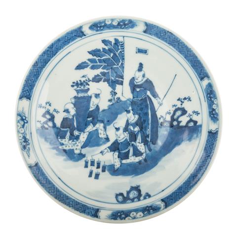 Blau-weisser Teller aus Porzellan. CHINA, 18./19. Jh..