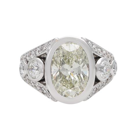 Ring mit einem außergewöhnlichem Diamanten, ca. 5,4 ct, oval facettiert,