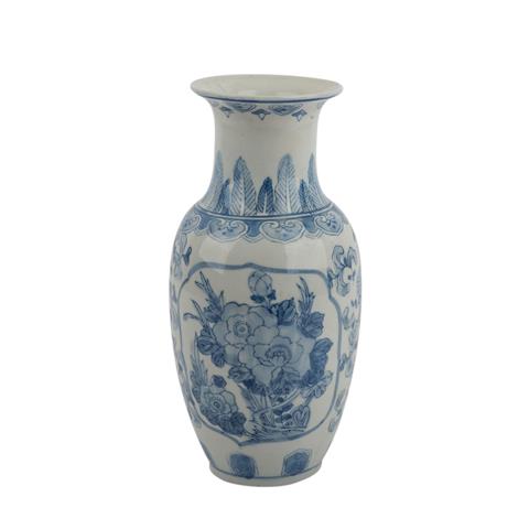 Blau-weisse Vase. CHINA, 20. Jh..