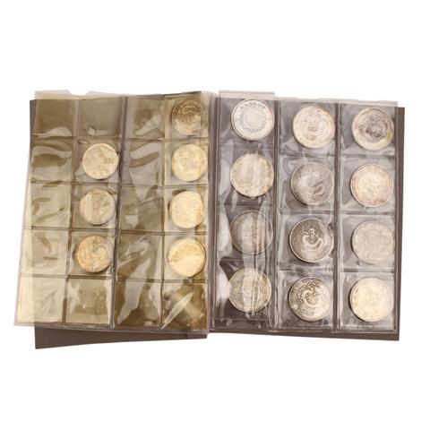 China - 19 diverse Münzen,