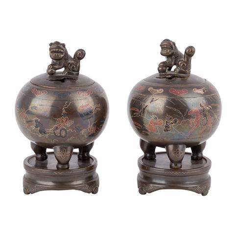 Paar kleine Weihrauchbrenner aus Bronze. CHINA, 20. Jh.,