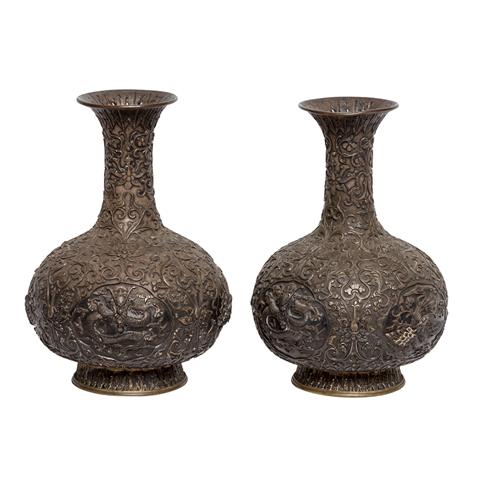 Paar Vasen aus Silber. CHINA, um 1900.