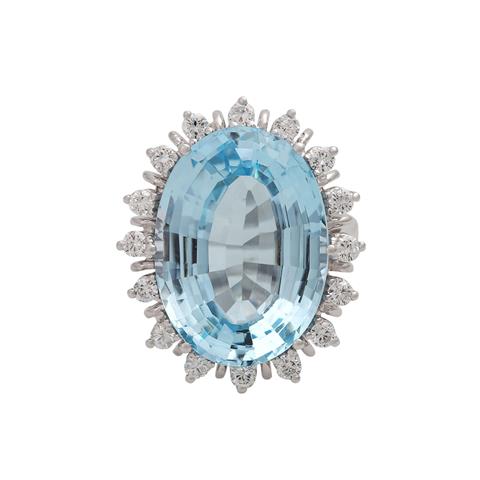Ring mit ovalfacettiertem, blauen Topas ca. 20 ct