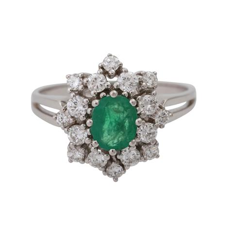 Ring mit Smaragd, oval fac. umgeben von 16 Brillanten, zus. ca. 0,3 ct,