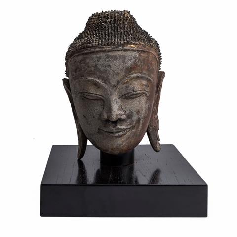 Schöner Stucco-Kopf des Buddha shakyamuni. BURMA, 19. Jh..