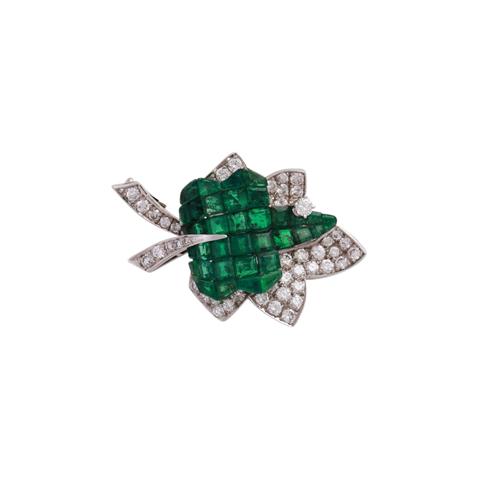 Juwelenbrosche "Blatt" ausgefasst mit eingeschliffenen Smaragden