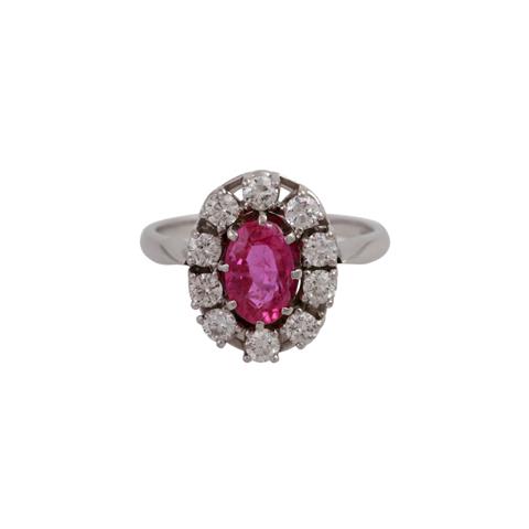 Ring mit einem oval fac. Saphir, pink, entouriert von 10 Brillanten,