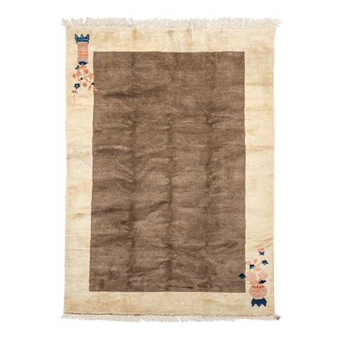 Teppich. CHINA, 20.Jh., 238x155 cm.