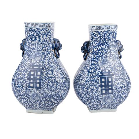 Paar blau-weisse Vasen. CHINA, 20. Jh..