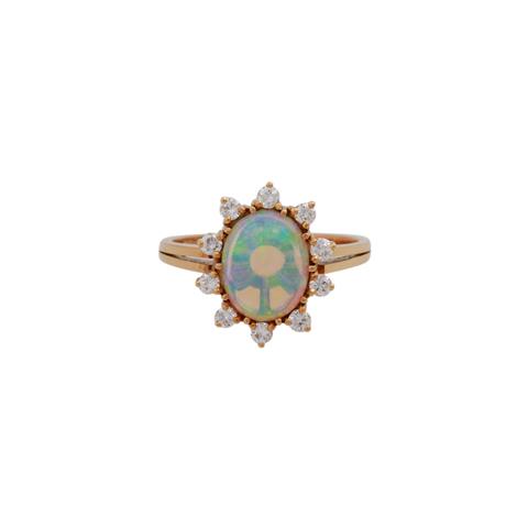 Ring mit schönem Opal umgeben von 10 Brillanten,