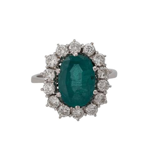 Ring mit oval facettiertem Smaragd entouriert von Brillanten,