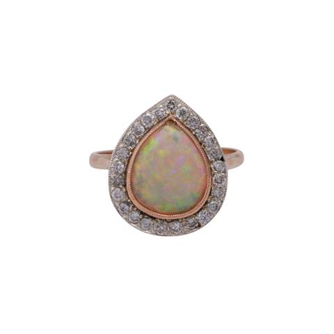 Ring mit Opal im Tropfenschliff entouriert von Brillanten,