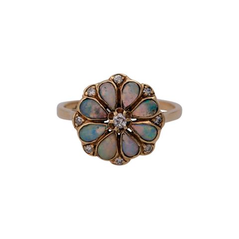Ring in Blütenform aus 8 tropfenförmigen Opalen und kl. Diamanten