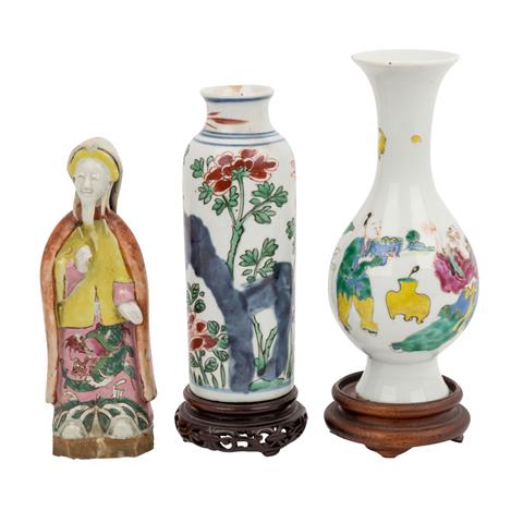 Gruppe von drei Teilen aus Porzellan/Keramik. CHINA und JAPAN.