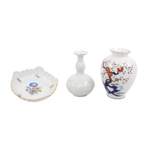 Konvolut 1 Schale und 1 Vase MEISSEN, 1 Vase JAPAN, 20. Jhd.: