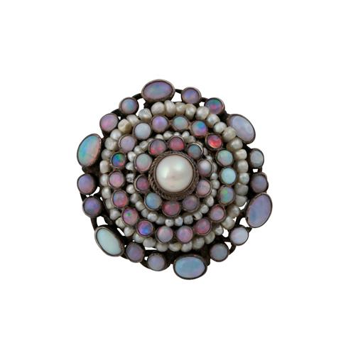 Brosche besetzt mit Opalen und Perlen,