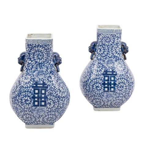 Paar blau-weisse Vasen, CHINA, 20. Jh..