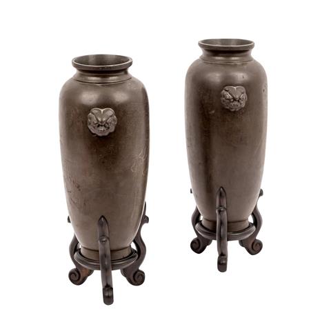 Paar Vasen aus Bronze. JAPAN, Meiji-Zeit (1868-1912).