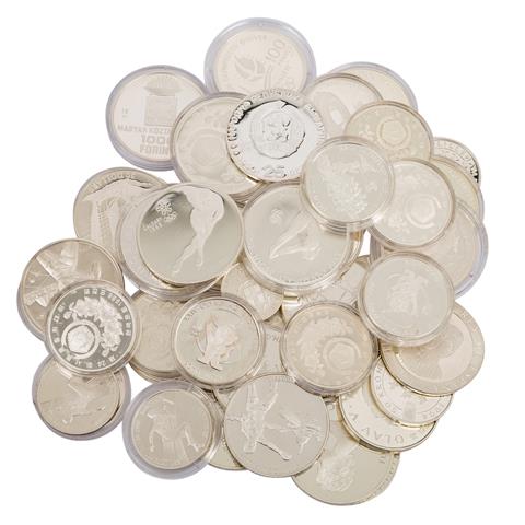 Thematik Olympische Spiele - ca. 50 Silbermünzen in einer Tüte,