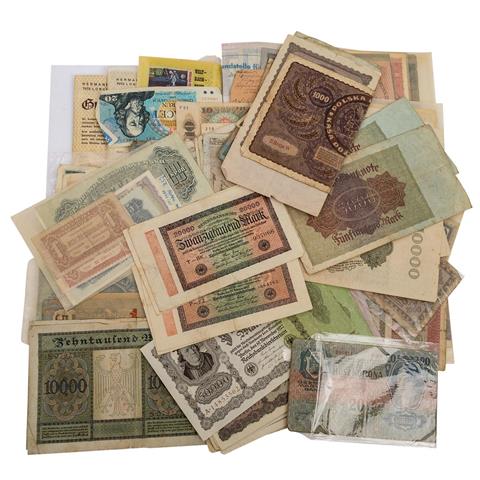 Bündel Banknoten mit Österreich,