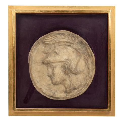 nach ANTIKEM KÜNSTLER, Reliefportrait eines römischen Kriegers mit Federhelm,