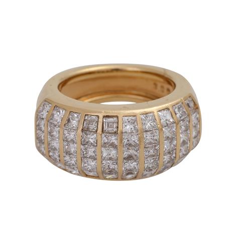Ring mit 50 Prinzessdiamanten, zus. ca. 2,5 ct,