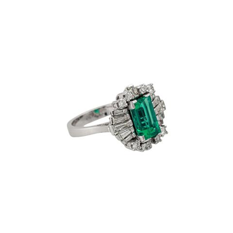 Ring mit Smaragdbaguette ca. 2 ct, Diamanttrapezen, zus. ca. 1,2 ct
